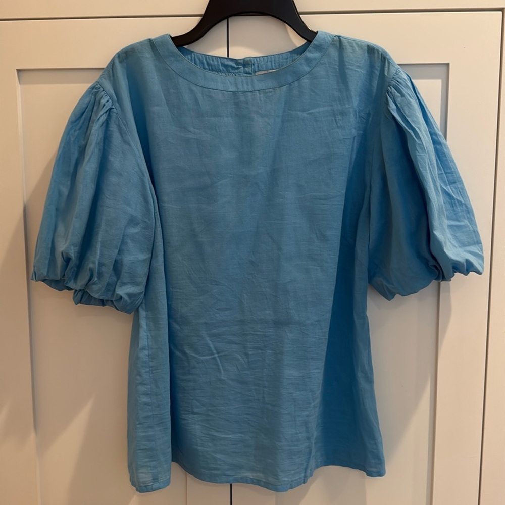 Olivia James The Label. Short sleeve button back top. XS. Blue
